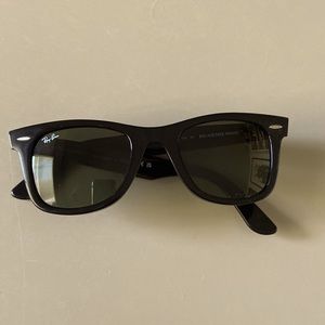 Ray- Ban wayfarer sunglasses/ Black